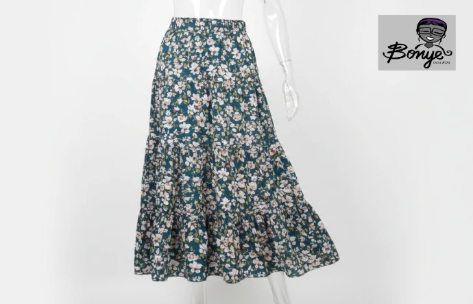 Falda midi estampada con caída sutil, elaborada mediante el servicio de ropa personalizada sobre medidas.